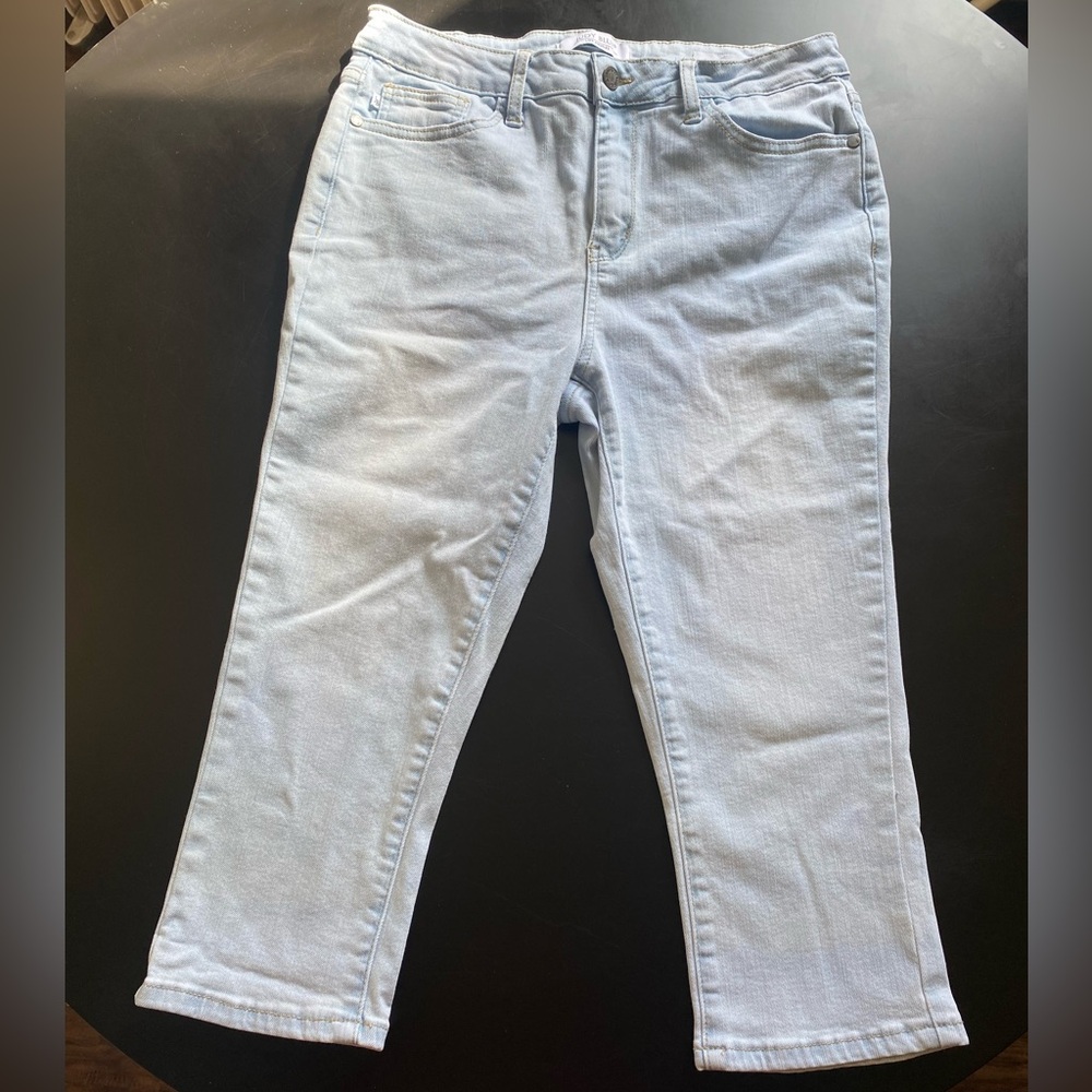 NWOT Judy Blue Light Blue Skinny Fit Capris